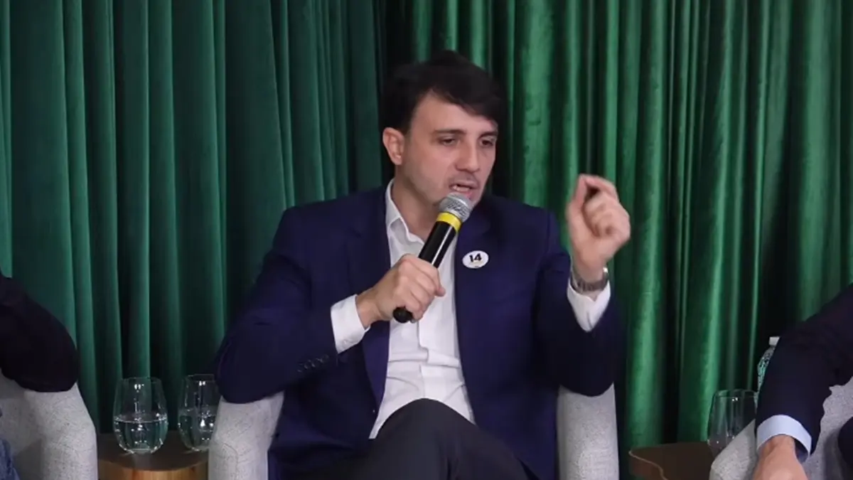 Debate paralelo é cancelado e vira sabatina com Renan Santos