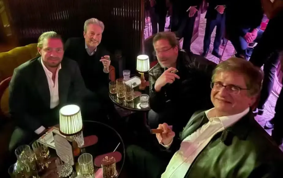 foto-encaminhada-a-celular-de-vorcaro-mostra-ex-banqueiro-com-paulo-gonet-fumando-charuto-reproducao.png