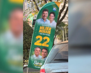 Justiça de Goiânia manda Wilder Morais (PL) recolher banners com foto de Bolsonaro