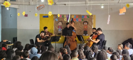 Escolas de Goiânia e Aparecida recebem orquestra com música clássica na semana do Dia das Crianças