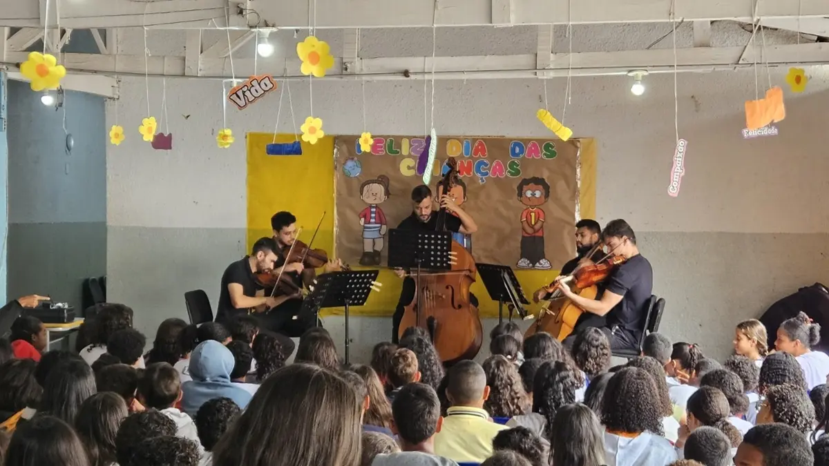 Escolas de Goiânia e Aparecida recebem orquestra com música clássica na semana do Dia das Crianças