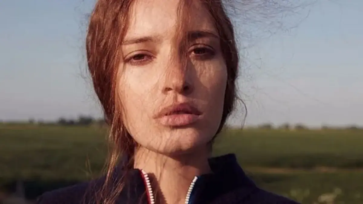 Modelo brasileira descoberta quando era frentista morre aos 32 anos