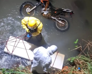 Bombeiros retiram corpo e motocicleta de córrego em Goiás