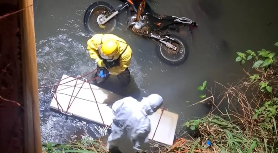 Bombeiros retiram corpo e motocicleta de córrego em Goiás