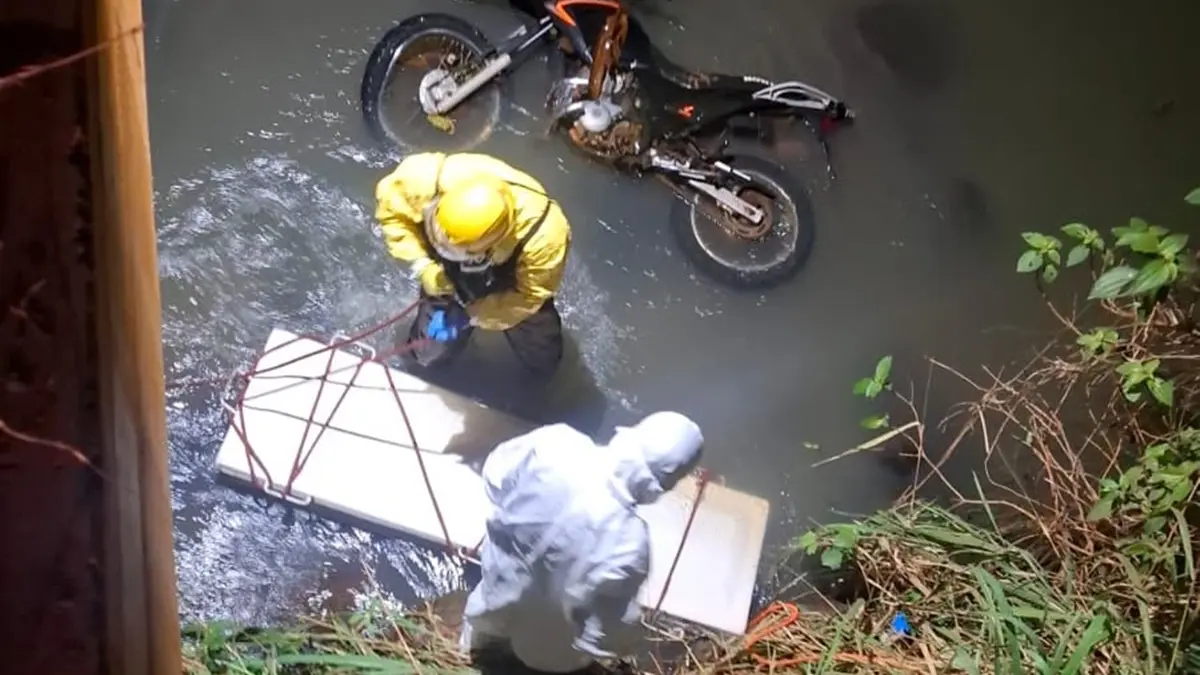 Bombeiros retiram corpo e motocicleta de córrego em Goiás