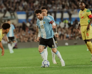 Messi encerra carreira pela Argentina; craque faz gol e duas assistências