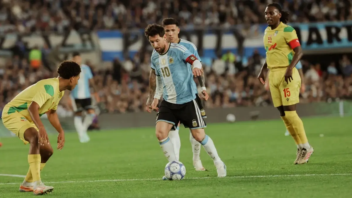 Messi encerra carreira pela Argentina; craque faz gol e duas assistências