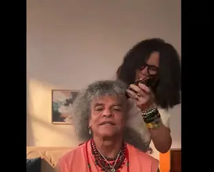 Conhecido pela cabeleira, Valderrama cumpre promessa e muda o visual