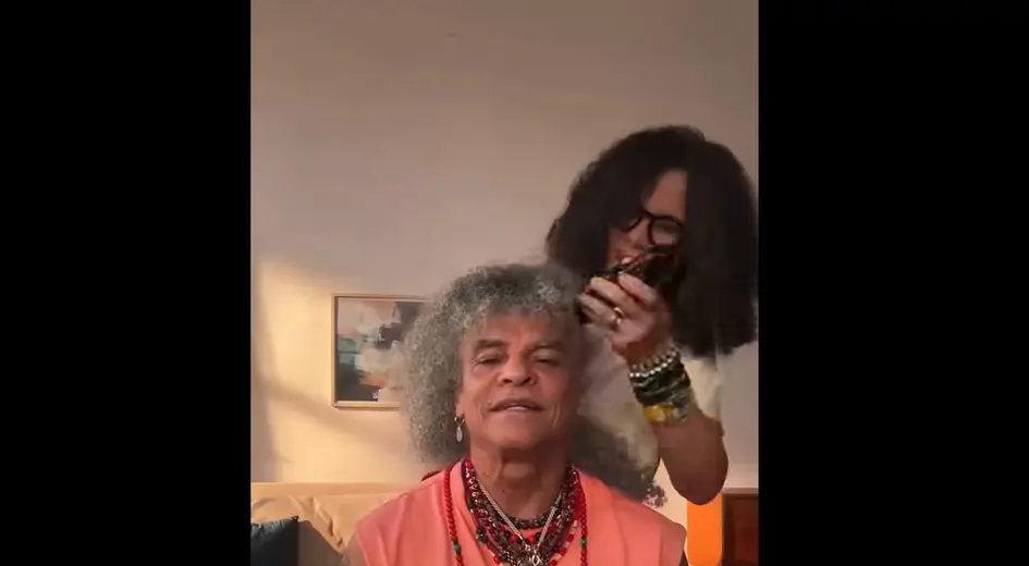 Conhecido pela cabeleira, Valderrama cumpre promessa e muda o visual