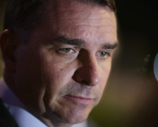 o-senador-flavio-bolsonaro-conversa-com-a-imprensa-apos-solicitar-um-novo-pedido-de-prisao-domiciliar-para-o-pai-condenado-por-tentativa-de-golpe-de-estado-metropoles-3-scaled